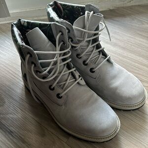 Grey Timberland boots: Size 8